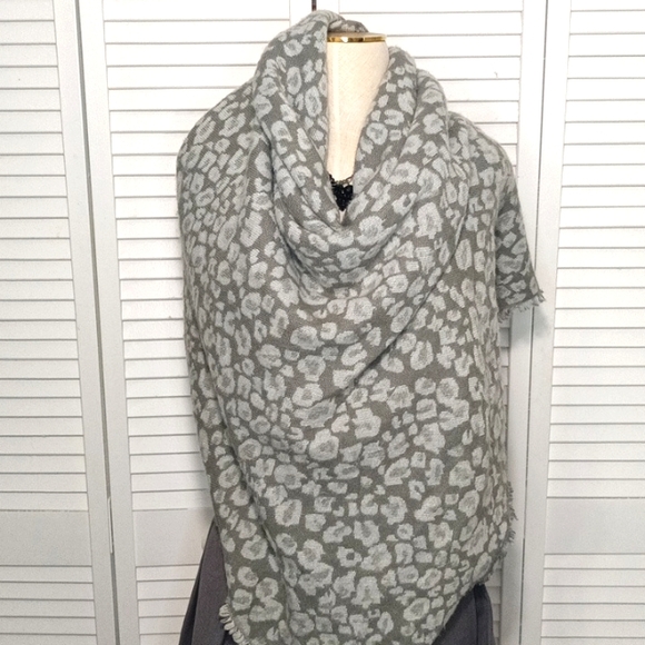 Leopard Print Gray Silver Reversible Square Blanket Scarf - Picture 4 of 4
